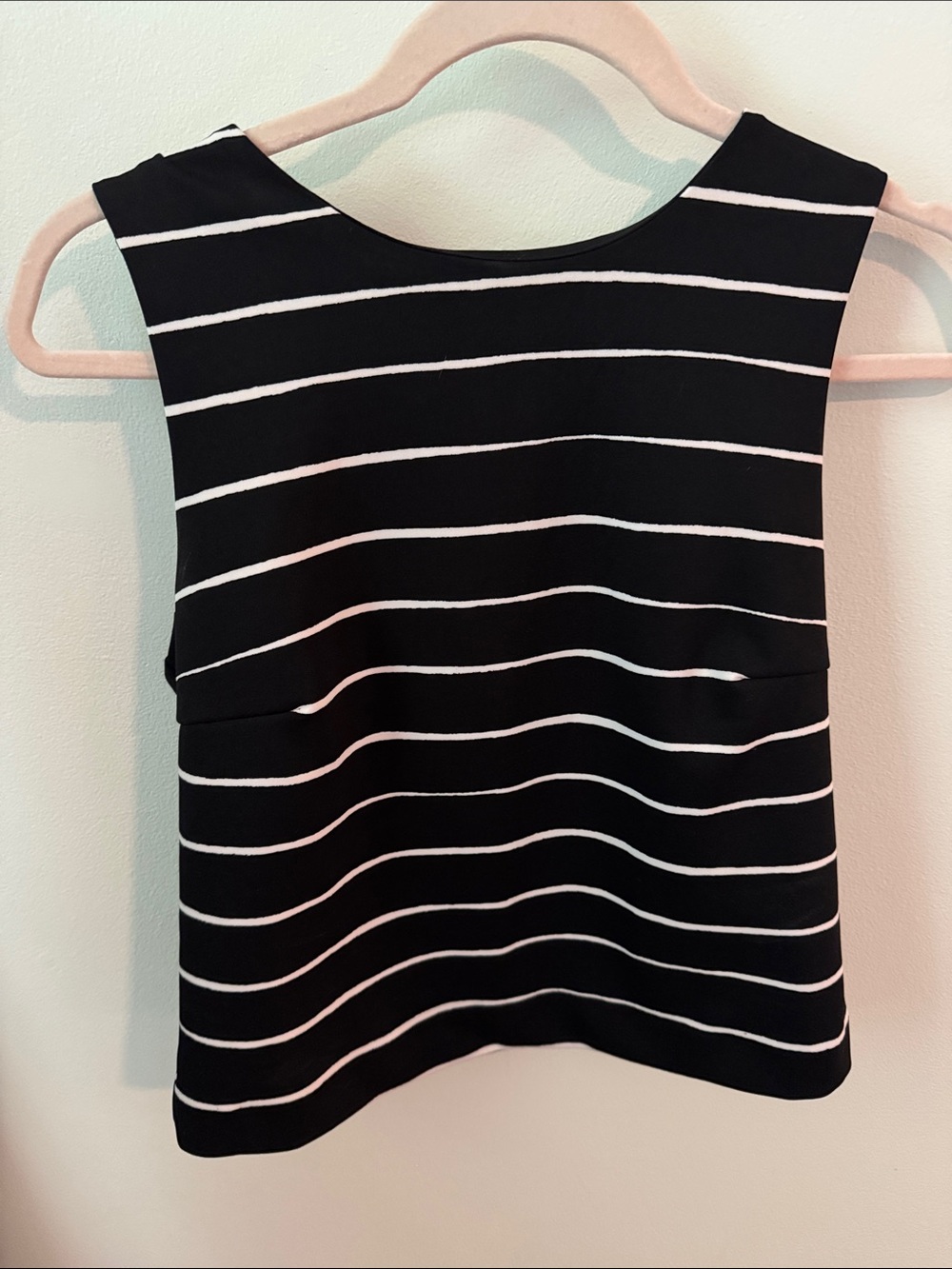 Banana republic sleeveless shell black and white size small